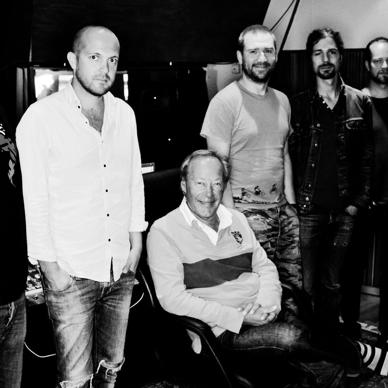 GUGI:n ensimmäisellä sooloalbumilla Isot opit elämän (2014) soittivat mm. Antti Lehtinen, Mikko Kosonen, Juha Kuoppala ja Mikko Määttä.Kuvassa myös äänittäjä Miikka Huttunen (vasemmalla).